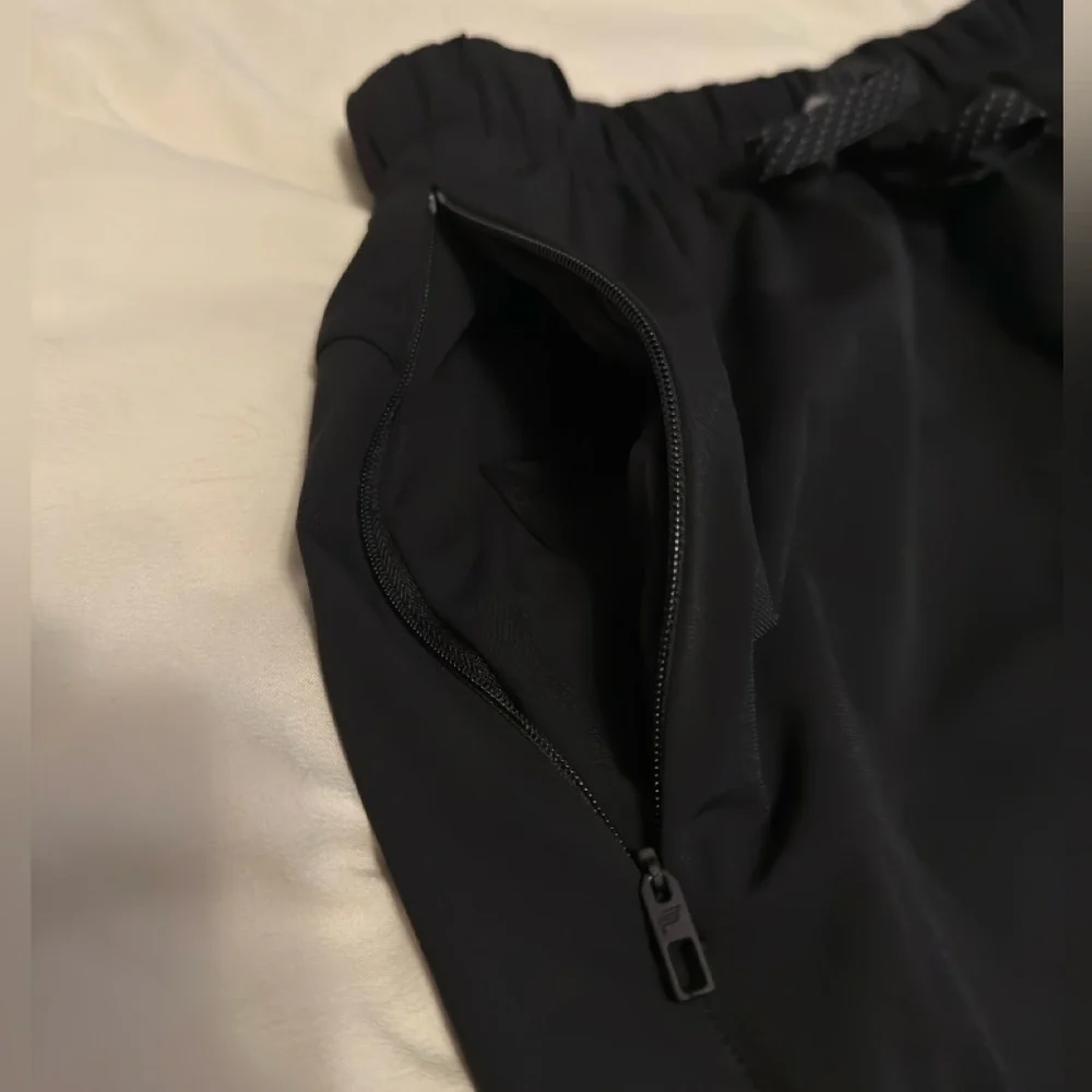 Fabletics The One Short Men’s. Size Small. 5 inch length. Black. Pre-owned - Picture 4 of 9
